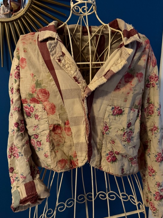 Magnolia Pearl Jackets & Blazers - Magnolia Pearl Floral Cotton Blend Cropped Jacket in Cream and Pink. Reversible.